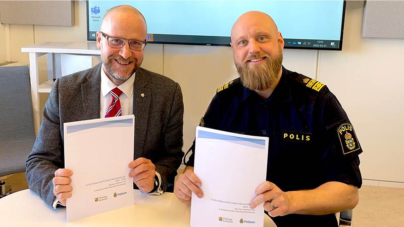 Magnus Gyllestad och Tony Beijbom ler mot kameran och håller i ett underskrivet samverkansavtal