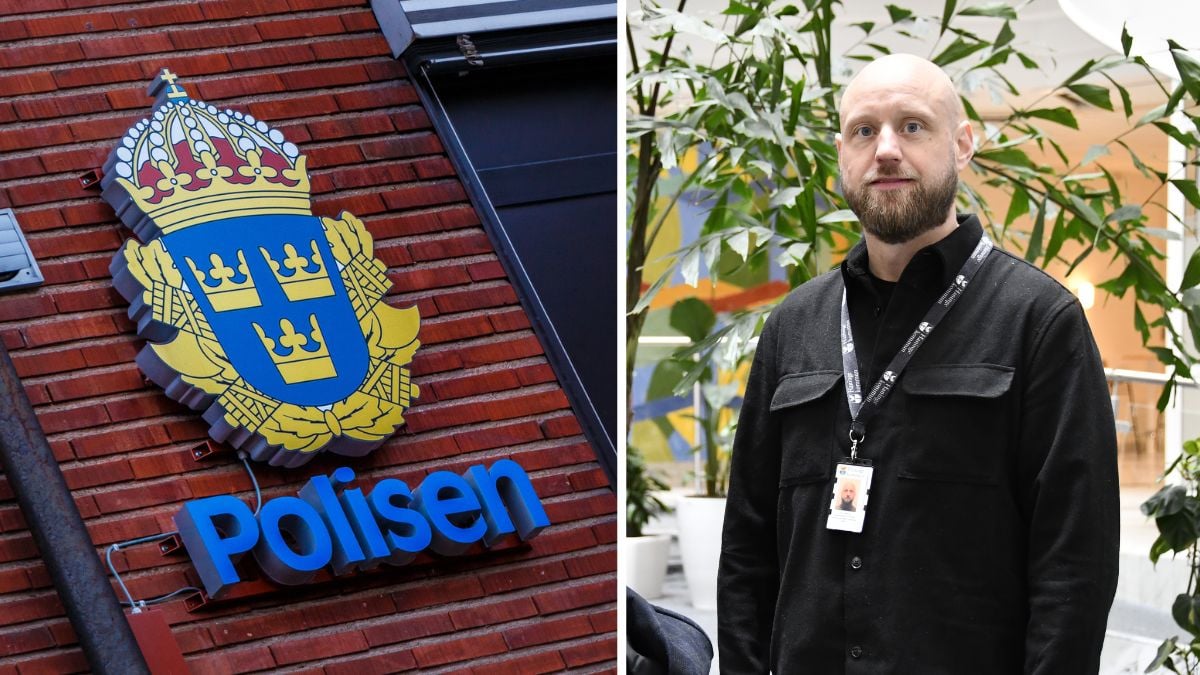 Polisens emblem på röd tegelvägg bredvid en person i mörk jacka med passerkort runt halsen.