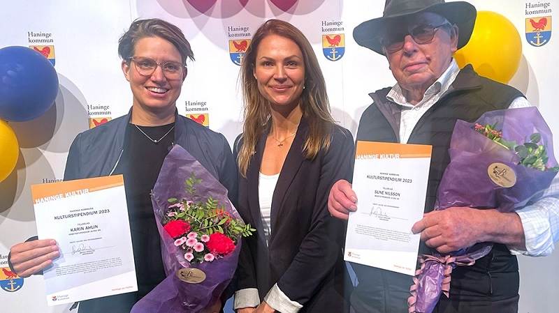 Karin Ahlin, Nicole Forslund och Sune Nilsson på Haningedagen 2023. Tre personer framför Haninge kommuns logga.