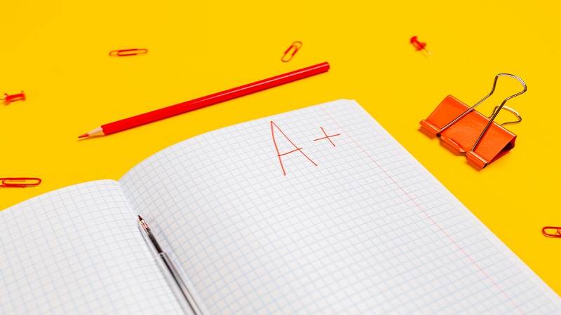 Sida i skrivbok med betyget A+ nedskrivet