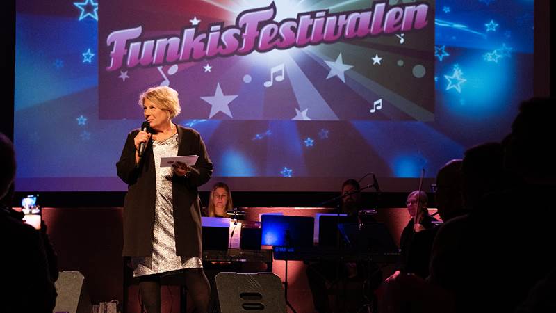 Susanne Hoflin på scen under Haninges delfinal i Funkisfestivalen 2021. Susanne Hoflin på scen under Funkisfestivalen i Haninge 2021