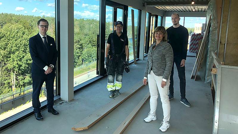Martin Strömvall (KD) äldrenämndens ordförande, Tomas Bermbeck, byggarbetare, Siw Lidestål, social- och äldredirektör och Magnus Kinnander, projektledare. I de nya lokalerna, framför stora fönster står: Martin Strömvall, äldrenämndens ordförande, Tomas Bermbeck, byggarbetare, Siw Lidestål, social- och äldredirektör och Magnus Kinnander, projektledare.