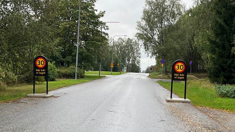 Väg med hastighetsskyltar om 30 km/h