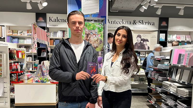 Emil Aspfors med sin lärare Taliha Koca, Vendelsömalmsskolan. En ung kille och en kvinlig lärare håller i en bok.