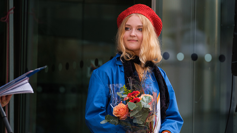 Kulturstipendiat Sofie Jonsson, med artistnamnet Underbara ingenting, tog emot Haninges ungdomsstipendium 2021.
