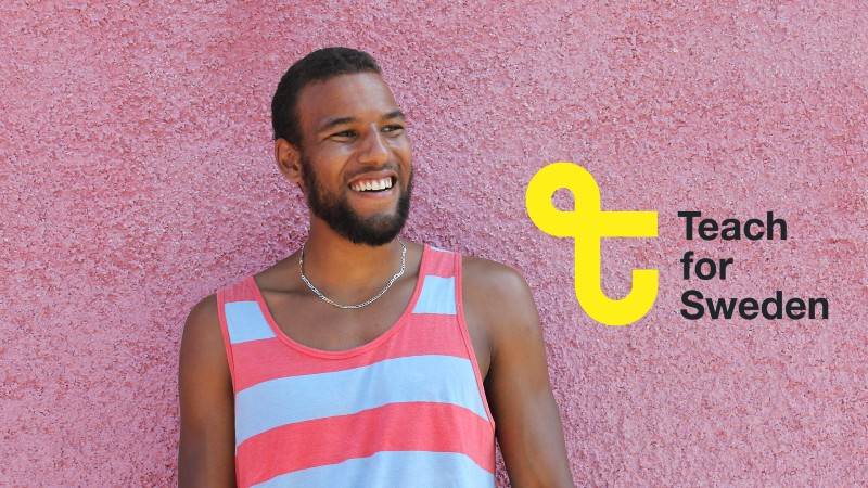 Kille mot rosa bakgrund och logotypen för Teach for Sweden
