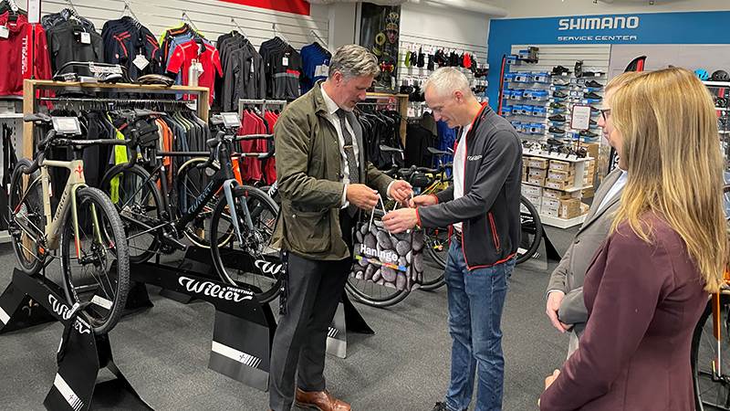 Kommunstyrelsens ordförande Sven Gustavsson tillsammans med ägaren av JB Cykelsport inne i butiken.