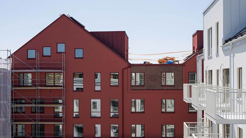 Detaljbild röd fasad kvarteret Näckrosen i Jordbro