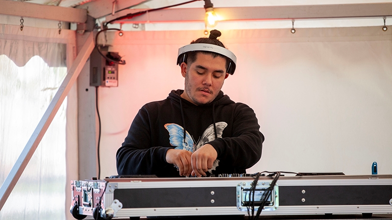 DJ Tajo spelar musik