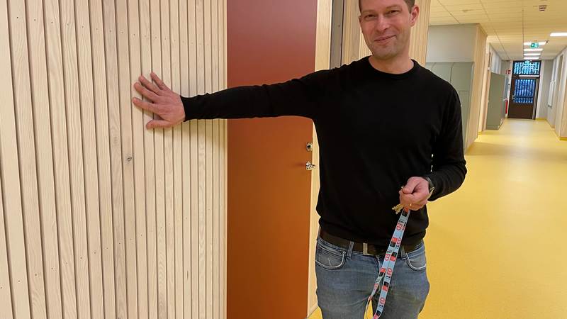 Rektor Jesper Samuelsson visar skolans nya inredning