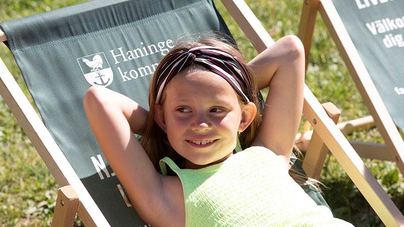 Flicka i solstol i Tungelsta trädgårdspark Flicka i solstol i Tungelsta trädgårdspark