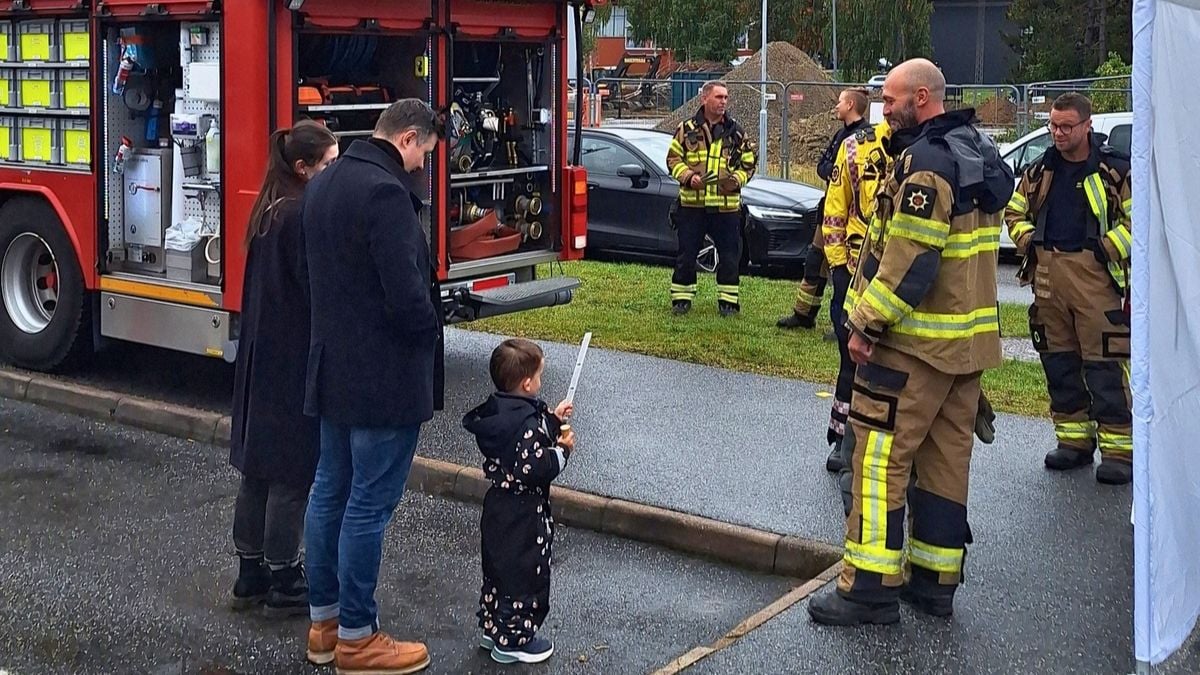 Besökare pratar med brandpersonal vid en brandbil under Beredskapsdagen i Haninge.