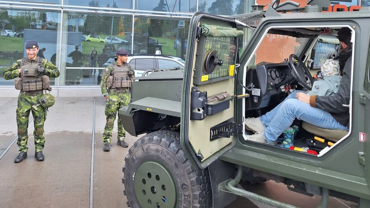 Besökare provar att sitta i ett militärfordon medan personer i uniform visar fordonet utanför Port 73 under Beredskapsdagen i Haninge.
