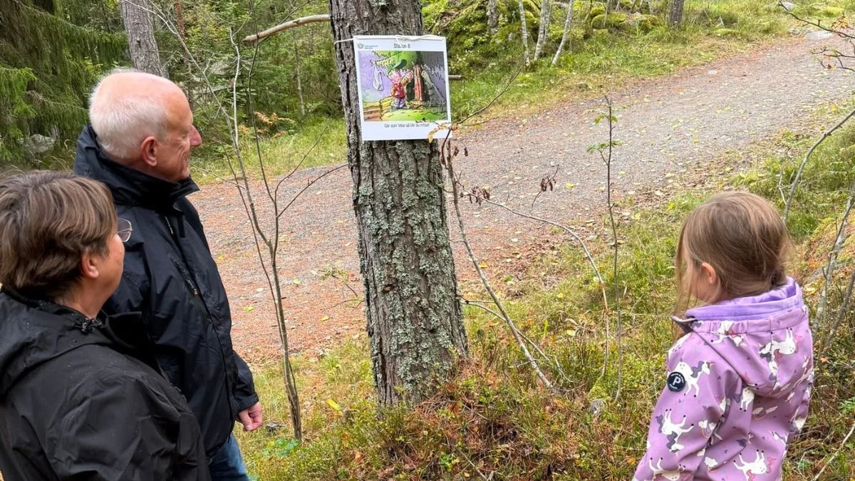 Deltagare följer en station längs Hitta Vilse-stigen i Rudans friluftsområde under Beredskapsveckan i Haninge.