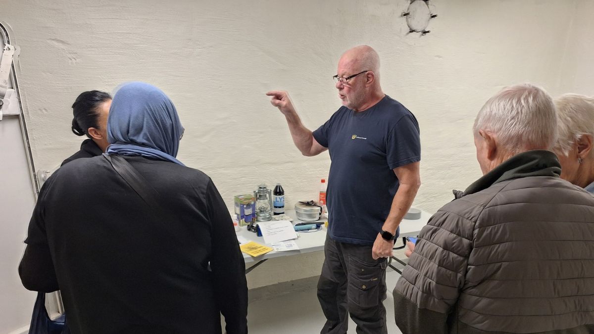 Besökare tar del av information om hemberedskap i ett skyddsrum under öppet hus som anordnades under Beredskapsveckan i Haninge.