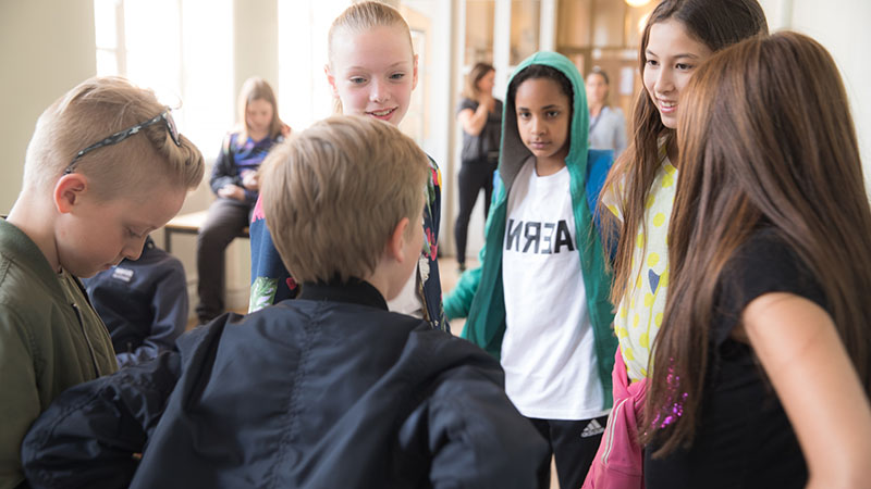 Elever pratar med varandra i en skolkorridor