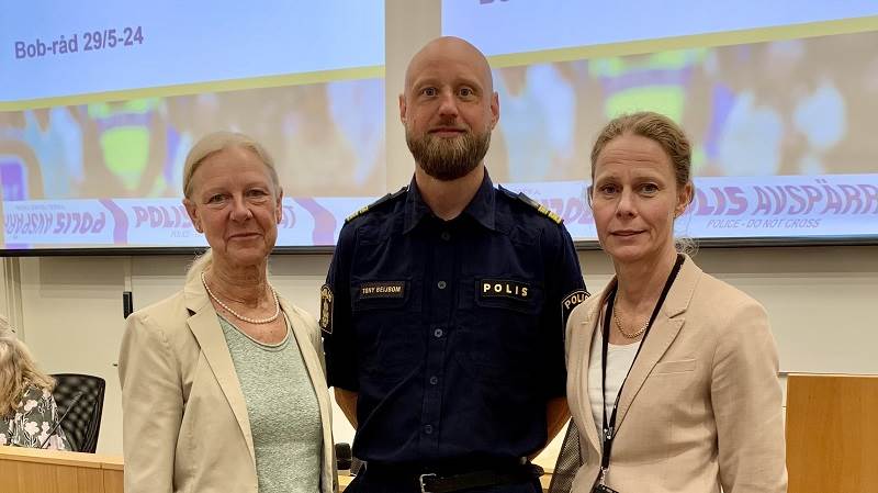 En lokalpolisområdeschef och två kommundirektörer på BOB-råd i Haninge kommun.  Två direktörer och en polis.