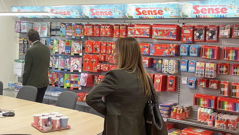 Kommunstyrelsens ordförande, kommunalråd, medarbetare från näringslivsenheten i Senses lokaler framför en pysselhylla.