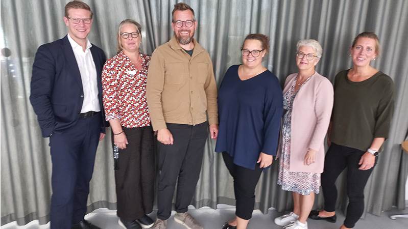 Styrgruppen för ”Programmet för barn och elever med särskilda rättigheter” träffades för ett uppstartsmöte i mitten av augusti. Från vänster: Henrik Lindh, utbildningsdirektör (var med vid detta tillfälle), Kristina Myrenberg – biträdande avdelningschef Centrum för lärande och hälsa (CLH), Patrik Lönn – programledare, Michaela Otterström – kvalitetsutvecklare inom grundskolan, Maria Porshage – avdelningschef individ- och familjeomsorgen på SÄF och Linnea Gadman, verksamhetschef Elevhälsans medicinska insats. Ej med på bild Lovisa Sköldefors – pedagogista CLH och Kristin Olsson – rektor Vendelsömalmskolan. Styrgruppen Program barn och elever med särskilda rättigheter