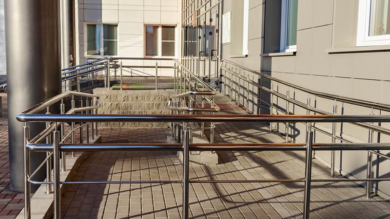 Ramp utanför bostadshus