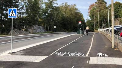 Cykelbana längs Västerhaningestråket, ett av kommunens regionala cykelstråk Cyklist på cykelbana utefter det regionala cykelstråket Västerhaningestråket