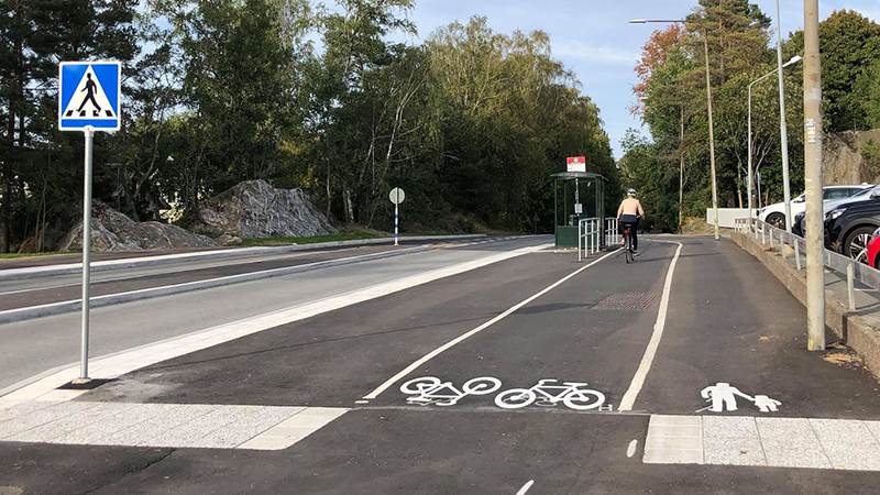 Cykelbana längs Västerhaningestråket, ett av kommunens regionala cykelstråk Cyklist på cykelbana utefter det regionala cykelstråket Västerhaningestråket