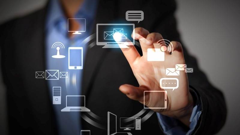 En man som pekar på tecknade digitala verktyg, som en datorskärm