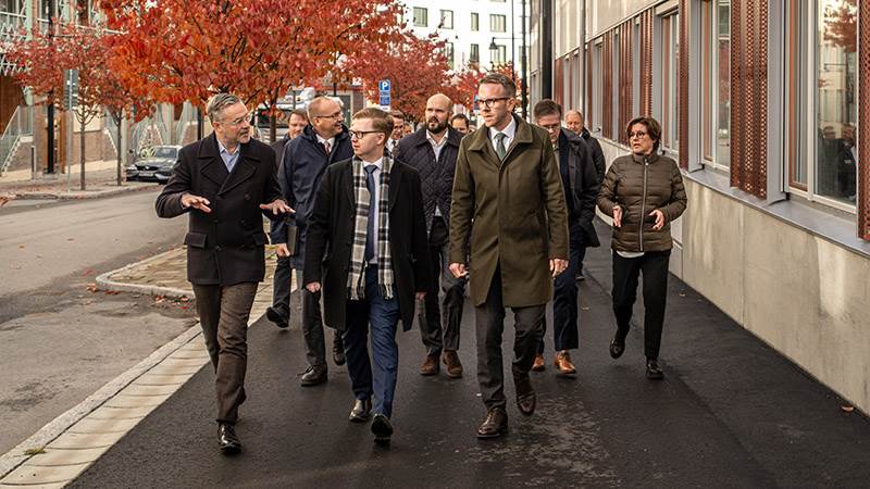 Infrastruktur- och bostadsminister Andreas Carlsson på besök i stadsdelen Vega