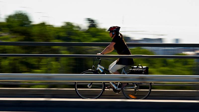 Cyklist med cykelhjälm