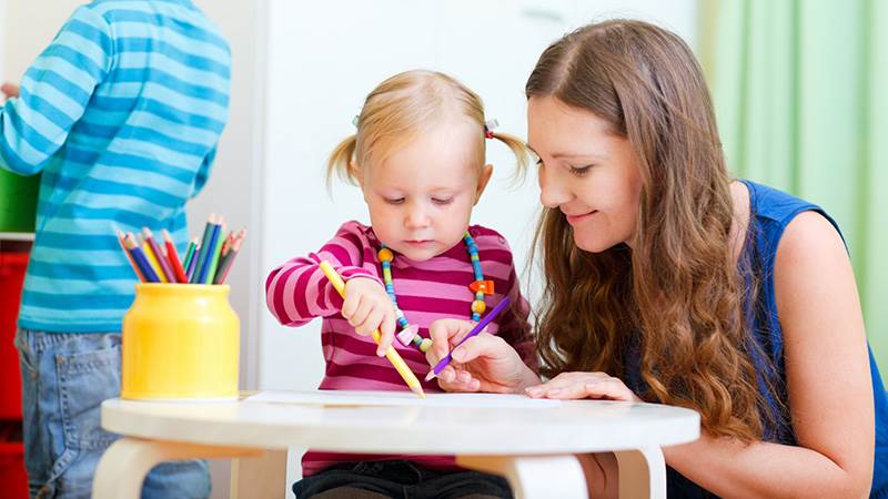 Barn på förskola som målar Barn på förskola som målar