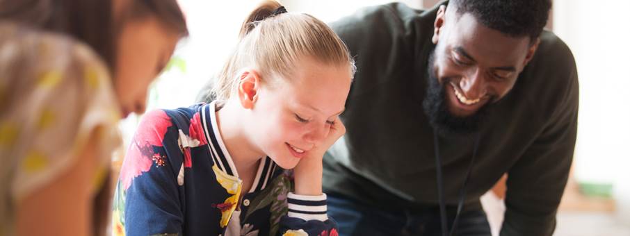 Skolbarn läser vid skolbänken