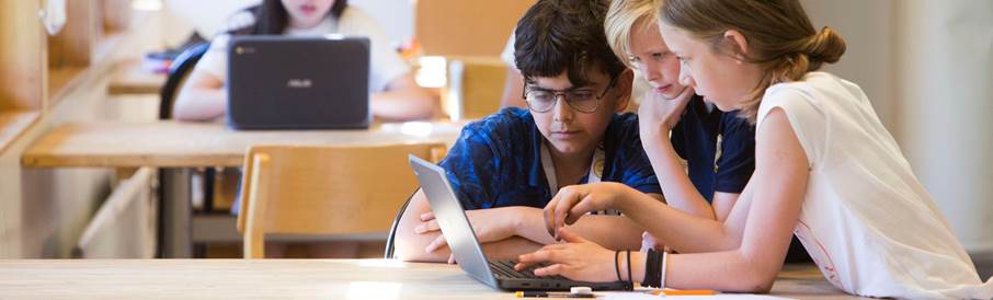 Foto: Mostphotos Tre elever jobbar tillsammans på en laptop