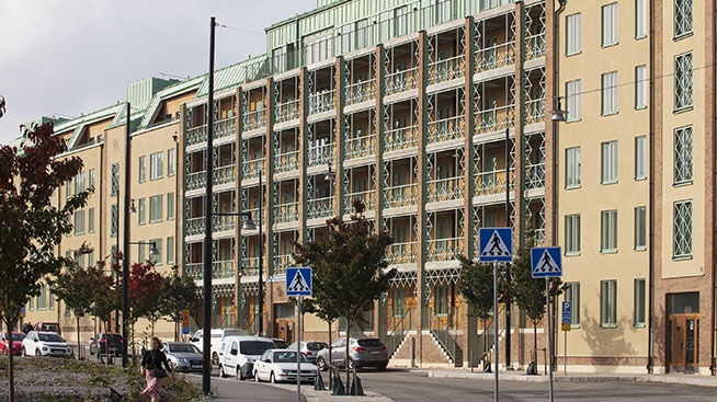 Fasadbild från gatan Brf Slänten i Vega