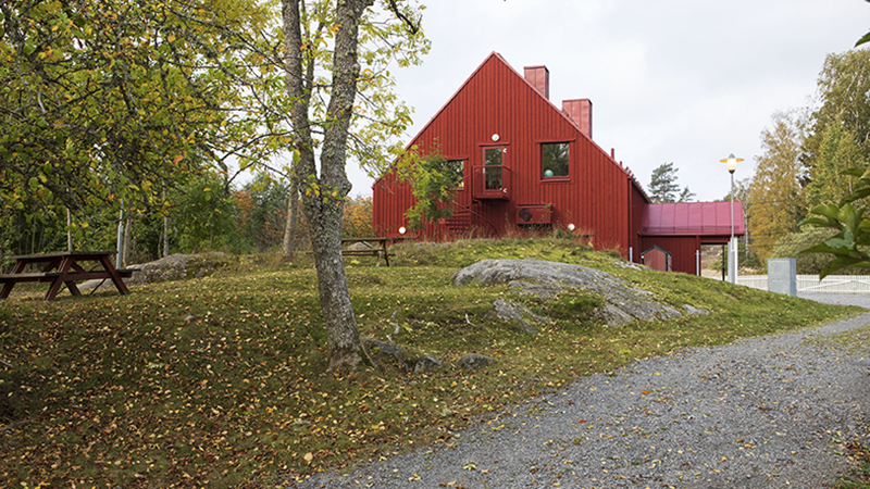 Ornö skola - en röd skolbyggnad byggd i gammal stil