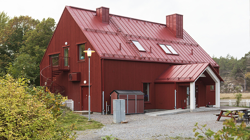 Ornö skola - en röd skolbyggnad byggd i gammal stil
