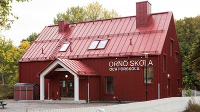 Ornö skola - en röd skolbyggnad byggd i gammal stil