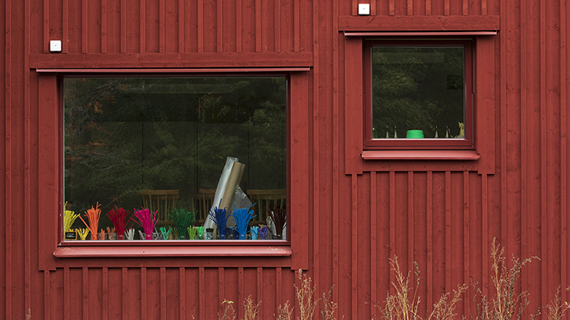 Ornö skola - en röd skolbyggnad byggd i gammal stil