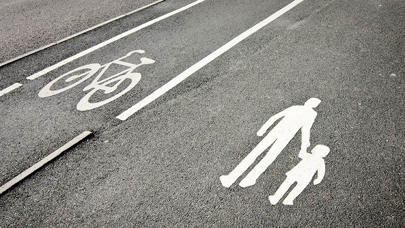 Gång- och cykelbana med symboler i marken