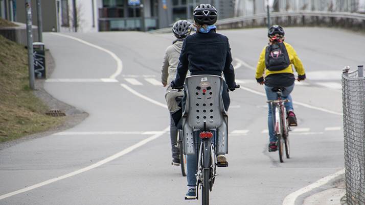 Cyklister på cykelbana