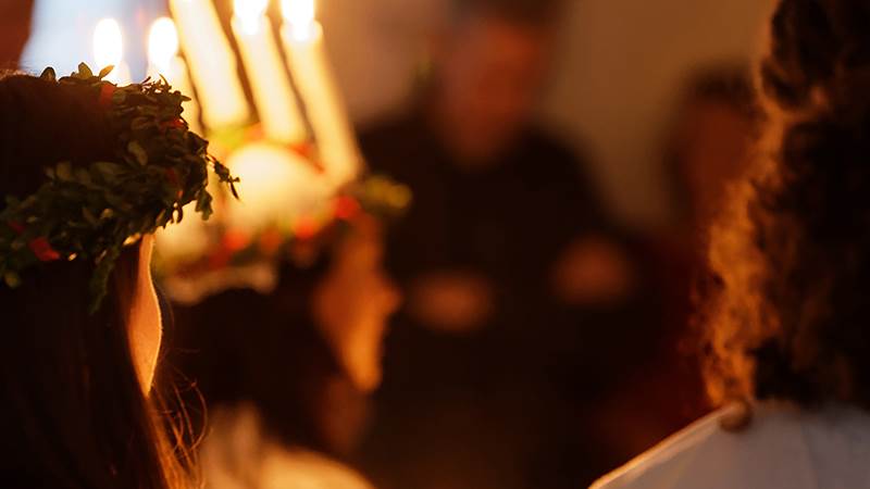 Lucia med tända ljus i håret