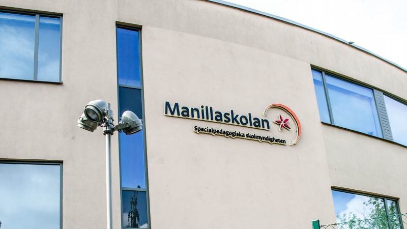 Manillaskolan i Stockholm, en av landets tio specialskolor Del av Manillaskolans fasad samt namnskylt