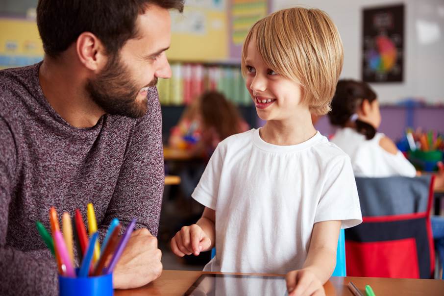Kommunen har ett stort behov av behöriga fritidshemslärare pedagog och elev målar tillsammans.