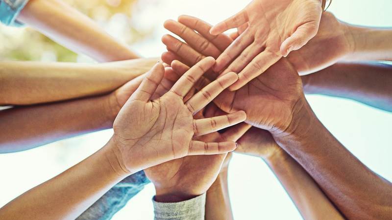 Teamarbete. Teamwork, händer i luften.