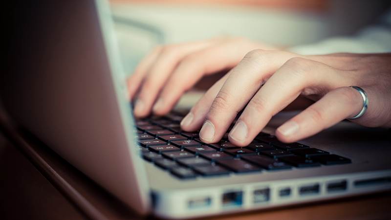 Händer över en laptop Händer över en laptop