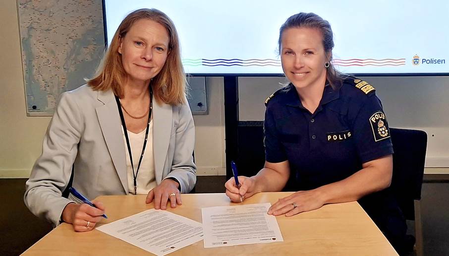 Kristina Tidestav och Maria Argus skriver under medborgarlöftet 2025-2027. Två kvinnor signerar dokument.