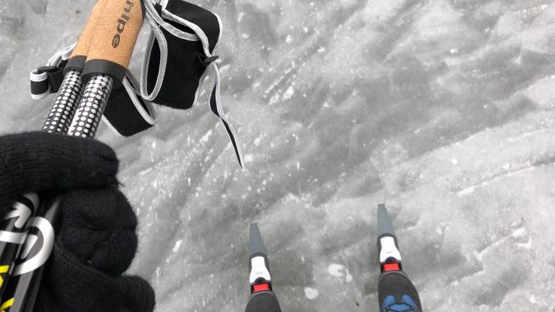 Långfärdsskridskor  och en stav på is