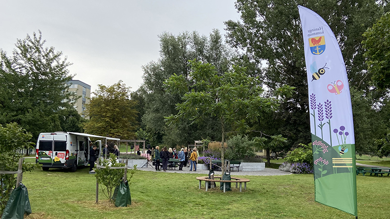 Haninge kommuns popupbil i köksträdgården i 'Höglundaparken i Jordbro