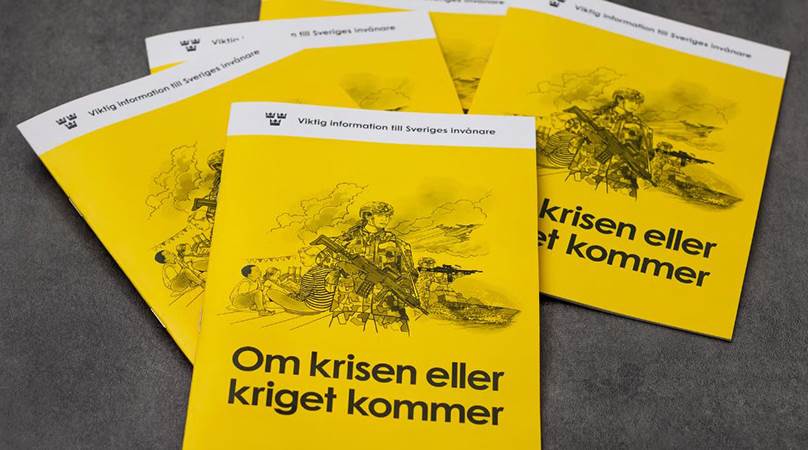 Den nya uppdaterade versionen av broschyren ”Om krisen eller kriget kommer” börjar skickas ut till hushåll 18 november 2024. Bild som visar den nya , uppdaterade versionen av broschyren Om krisen eller kriget kommer.