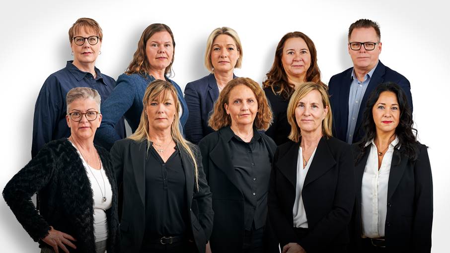 Social- och äldreförvaltningens förvaltningsledning från vänster övre raden: Maria Willix, Anna Hannerskär, Irene Lundmark, Lena Gerlofstig, Mikael Högskoog. Nedre raden från vänster: Maria Porshage, Anna Sörman, Ingrid Alegren, Lotta Wigen och Linda W Fällgren. Förvaltningsledningen SÄF