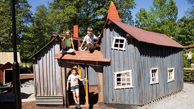 Barn på temalekplatsen i Tungelsta trädgårdspark Barn på temalekplatsen i Tungelsta trädgårdspark
